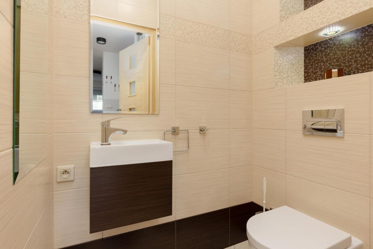 Metro Targowek Spacious Apartment With Parking By Noclegi Renters Varsovia Exterior foto