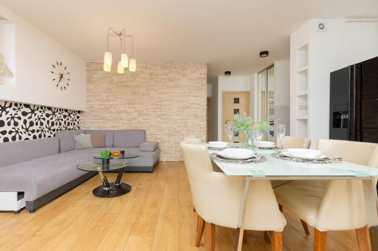 Metro Targowek Spacious Apartment With Parking By Noclegi Renters Varsovia Exterior foto