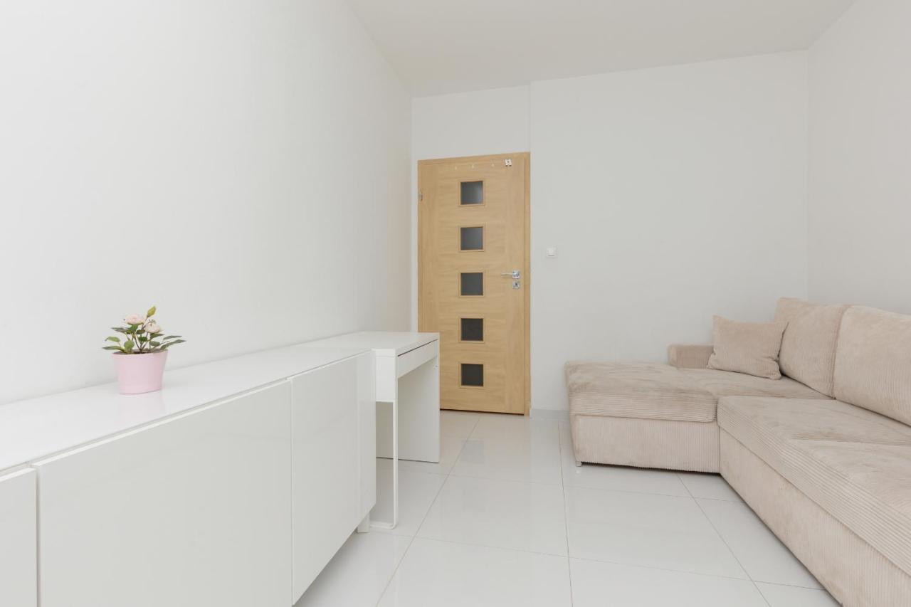 Metro Targowek Spacious Apartment With Parking By Noclegi Renters Varsovia Exterior foto
