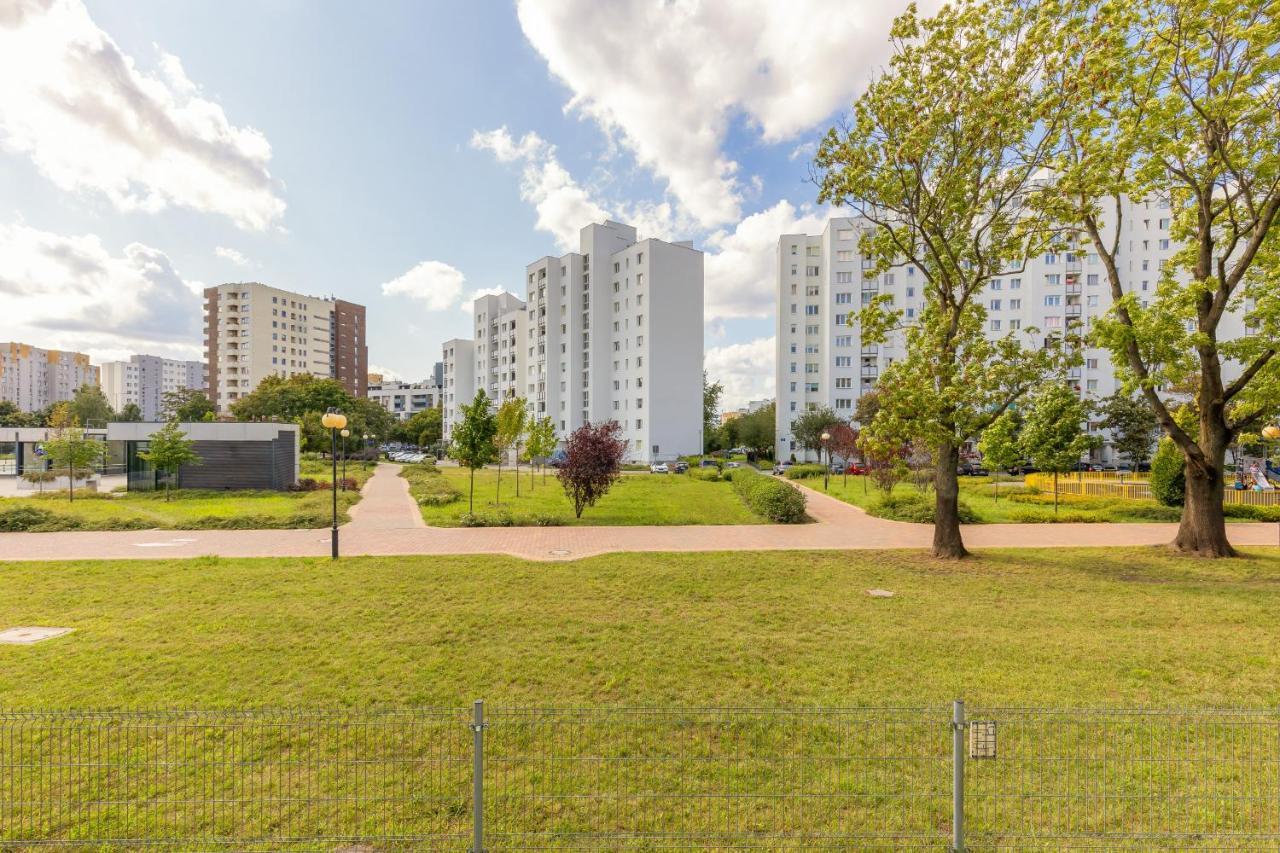 Metro Targowek Spacious Apartment With Parking By Noclegi Renters Varsovia Exterior foto
